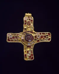 Kreuz (Holderness-Kreuz) (Calciumcarbonat, Granat und Gold)